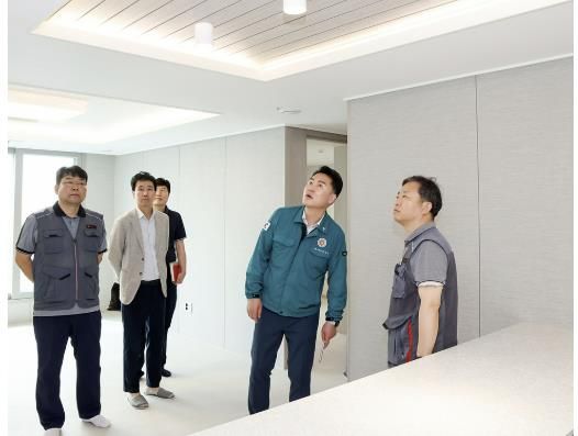 오언석 도봉구청장이 7월 말 입주를 앞둔 도봉 롯데캐슬 골든파크 민간임대아파트를 찾아 주택 내부를 살펴보고 있다