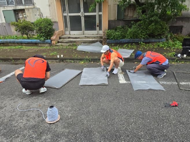 인천중구자원봉사센터, 방충망 설치 활동 전개