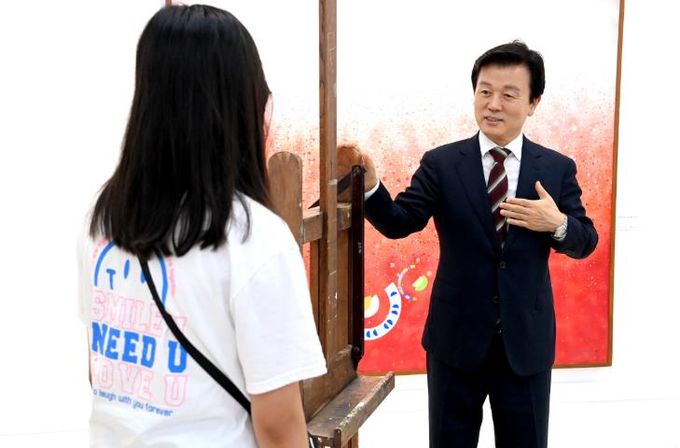 故 이성자 화백 유품, 진주시립이성자미술관에 기증 - 조규일 시장이 관람객에게 이젤에관하여 설명하고 있는광경