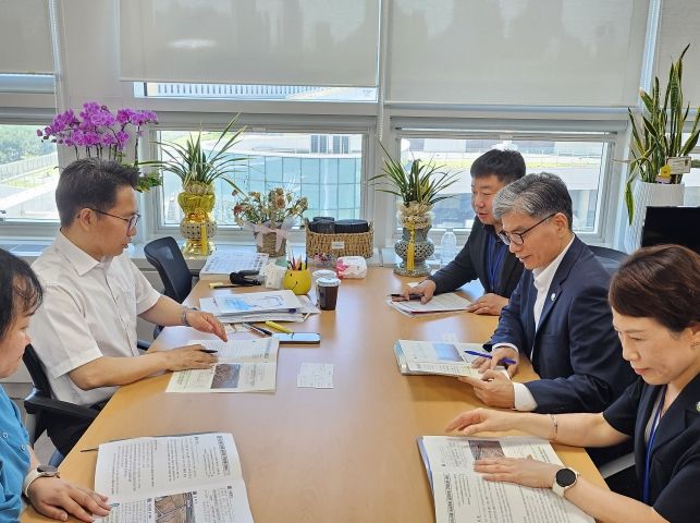 김영식 고창군 부군수(오른쪽)가 25일 기획재정부 박현창 농림해양예산과장을 만나 현안사업을 건의하고 있다.