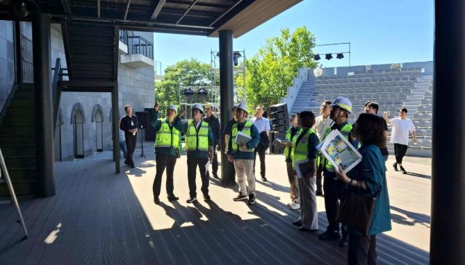 곽근석 밀양시 부시장이 25일 밀양아리나 공연장에서 민간 전문기관과 합동 안전 점검을 진행하고 있다.