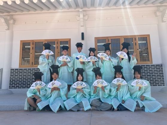 25일 밀양시 중학생과 일본 야스기시 중학생들이 밀양 영남루에서 기념 촬영을 하고 있다.