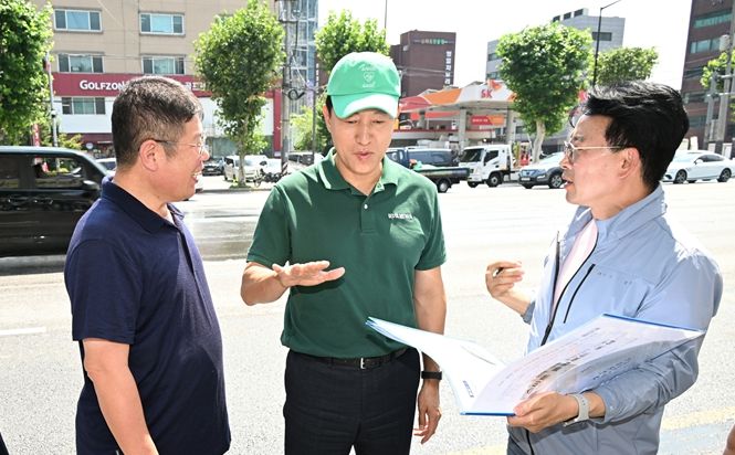 오세훈 서울시장이 25일 동대문구 장한평역 앞 천호대로에서 쿨링로드 가동 현장을 점검하고 있다.