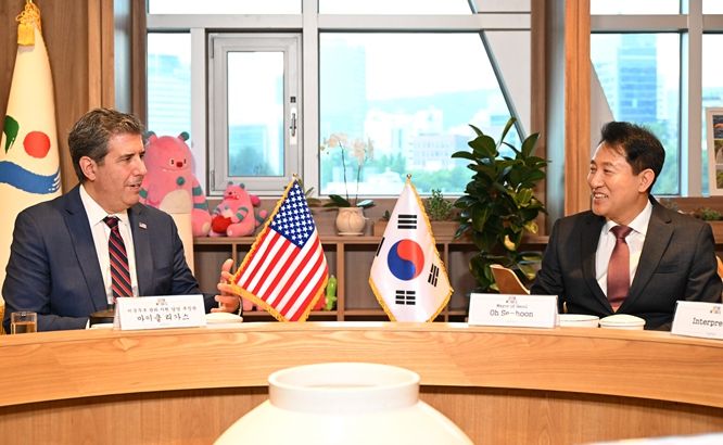 오세훈 서울시장이 25일 마이클 리가스 미국 국무부 관리‧자원 담당 부장관과 면담하고 있다.