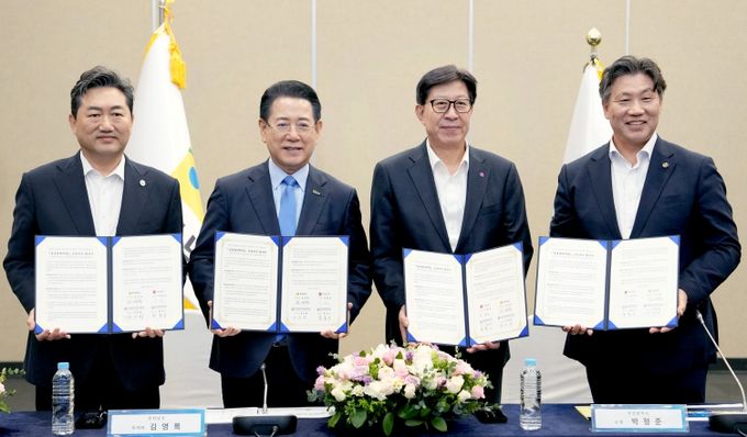 김영록 전라남도지사가 25일 오후 부산벡스코에서 ‘국립목포해양대-국립한국해양대 글로컬대학 지정’을 위한 글로컬대학 비전 및 혁신전략 보고회에서 부산시, 국립목포해양대, 국립한국해양대와 글로컬대학 MOU를 체결하고 있다. (왼쪽부터 한원희 목포해양대학교 총장, 김영록 전남도지사, 박형준 부산광역시장, 류동근 한국해양대학교 총장)