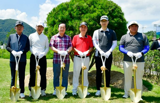 사내 파크골프장 개장식이 27일 화천군 사내면 사창리에서 최문순 군수, 한기호 국희의원, 강현우 15사단장, 박대현 도의원, 류희상 군의장과 군의원, 송호관 군체육회장, 오경택 군파크골프협회장을 비롯한 지역주민들이 참석한 가운데 열렸다