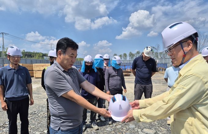 진주시, 건설현장에 ‘휴식알리미 안전모 스티커’배부