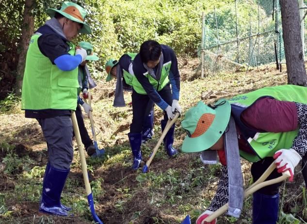 조용익 부천시장과 자율방재단은 지난 26일 폭우로 큰 피해가 발생한 경기 가평군 조종면 일대 피해 주택을 방문해 토사·폐기물 정리, 배수로 작업 등 복구작업을 진행했다.