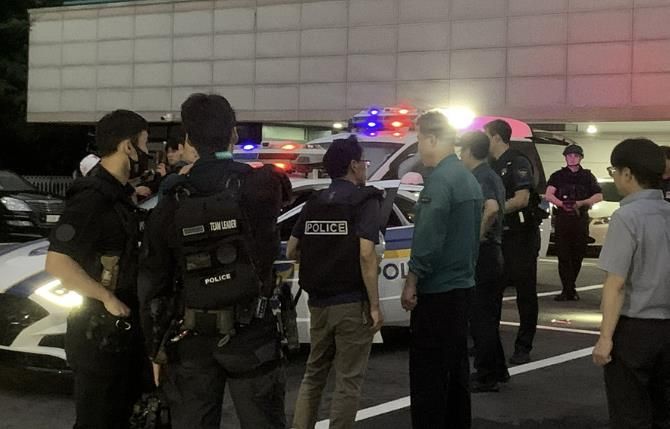 오언석 도봉구청장이 지난 21일 A아파트 폭발물 신고 현장을 찾아 경찰 관계자로부터 상황 설명을 듣고 있다(사진 가운데 민방위복 오언석 도봉구청장)