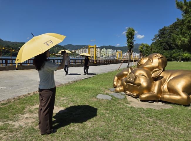 창원특례시, 돝섬에 관광객 대상 무료 양산 대여 서비스 시작