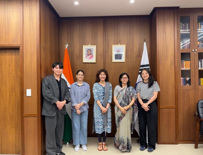 베카 킴 밀양시 요가컬처타운 센터장이 임슨나로 윌링 주한인도문화원장을 만나 한-인도 교류 협력 방안에 대해 논의하고 기념 촬영을 하고 있다