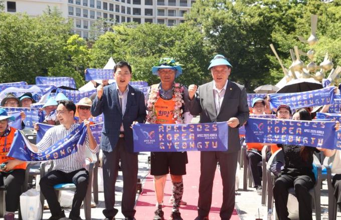 28일 경주화백컨벤션센터(HICO) 광장에서 이범식 박사와 참석자들이 APEC 2025 경주 성공 개최를 기원하며 응원 머플러를 들고 기념촬영을 하고 있다.