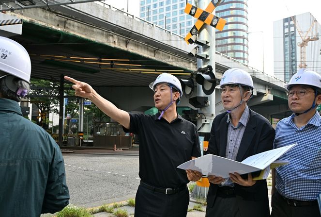 오세훈 서울시장이 28일 오전 중구 서소문고가차도 철거를 앞두고 현장을 방문해 주변 교통 흐름을 확인하고 있다.