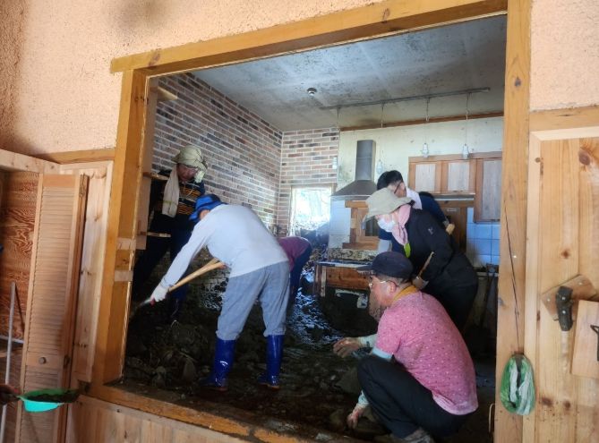 함안군의회, 산청군 수해 피해 복구활동 동참