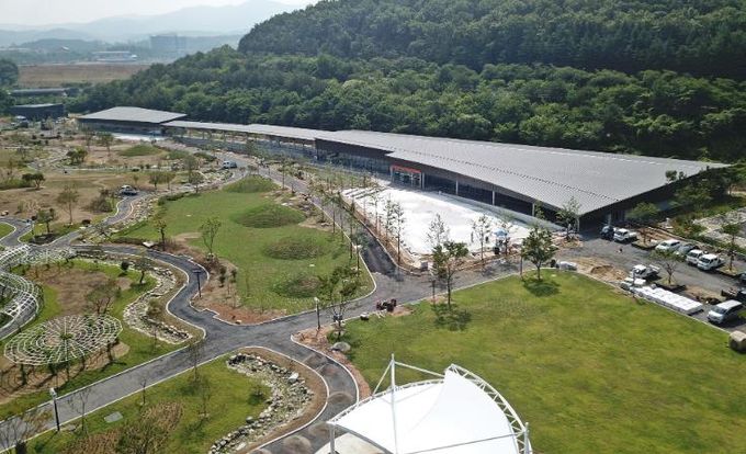 보문관광단지 일원에 조성 중인 ‘경주 라원’ 전경으로, 전시관과 야외정원 등 주요 시설이 올 하반기 개장을 앞두고 마무리 공사에 한창이다.