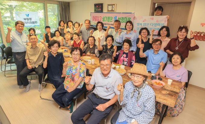 달리는 부림동문화교육센터 참여자 및 관계자 단체사진.