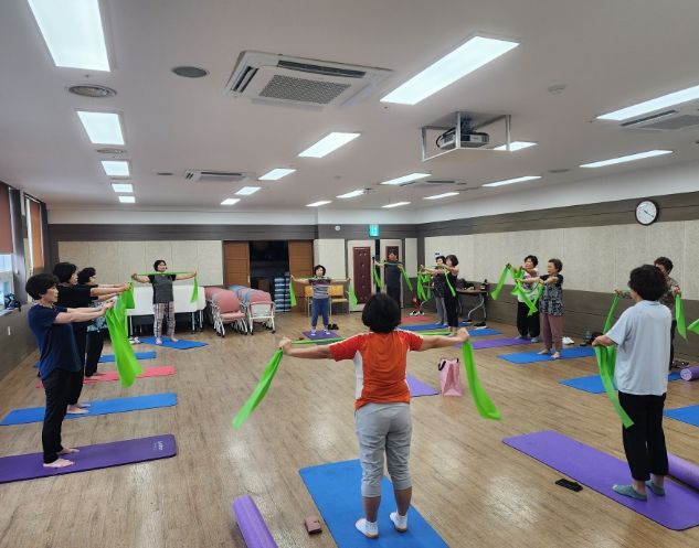 거제시보건소, 65세 이상 어르신을 위한 뱃살down 근력up 2기 운동교실 ‘큰 호응’