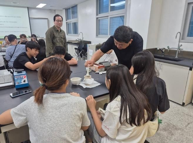 초등학교 학생(초6)들이 경북대학교 생명과학관에서 ‘DNA 생명과학’ 현장 프로그램을 하고 있다.