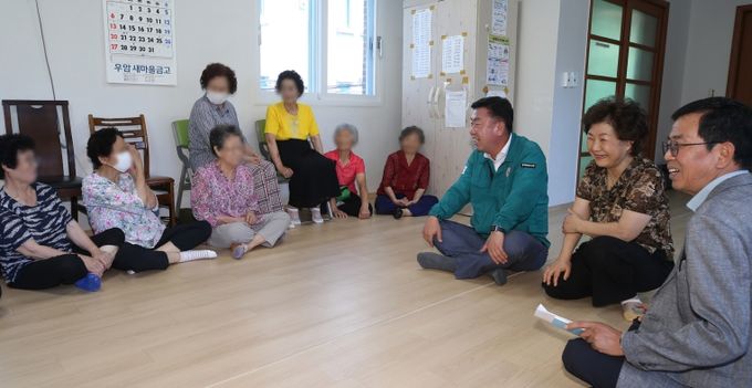 이범석 청주시장, 어르신 중복 삼계탕 배식 봉사 참여. 사진(무더위쉼터 새싹경로당 방문)