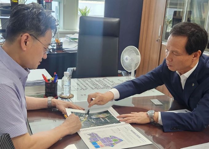 30일 오후 기획재정부를 방문한 조병옥 음성군수(오른쪽)가 강윤진 경제예산심의관(왼쪽)에게 지역 현안사업에 대한 예산 반영을 건의하고 있다.