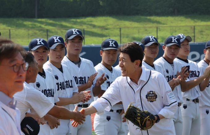 30일 제59회 대통령배 전국고교야구대회 참가선수단과 대회관계자 격려차 포항야구장을 찾은 이강덕 포항시장.