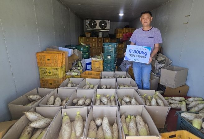 서안덕 ․ 조옥자 부부, 직접 재배한 무 17박스 (300kg)기부