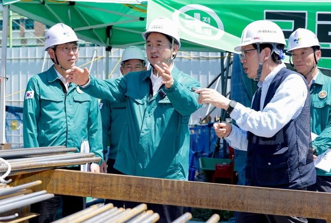 ‘원흥 복합문화센터 건립 공사 현장’을 찾은 이동환 고양특례시장