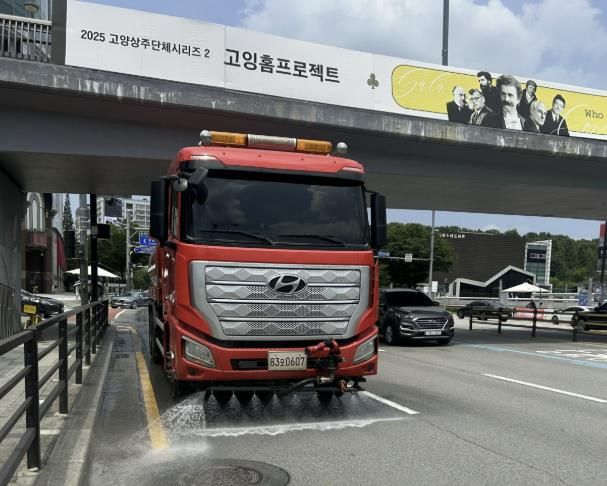 열섬현상 완화를 위해 도심 전역에 배치된 살수차
