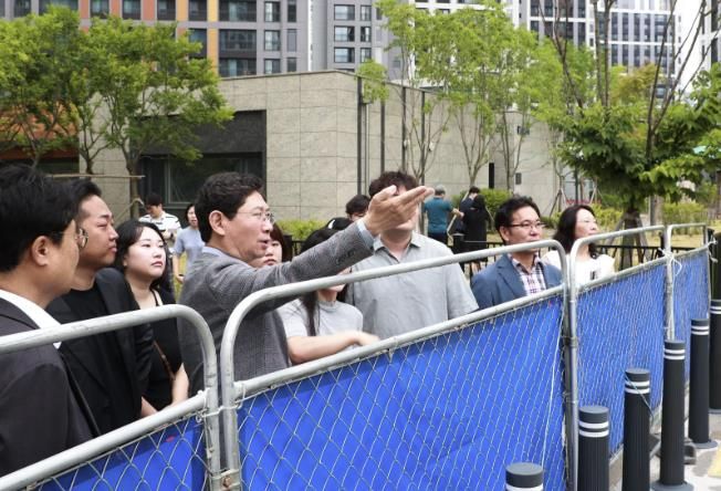 이상일 용인특례시장이 7월 16일 '힐스테이트 용인 고진역 공동주택 민생현장 소통버스킹'에서 주민들이 조속한 개방을 요청한 공원 현장을 확인하고 있다