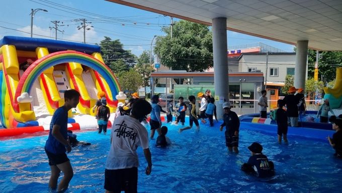 지난 2일 밀양시종합사회복지관 야외행사장에서 진행된 ‘모두의 놀이터_3팍 물놀이 행사’ 전경