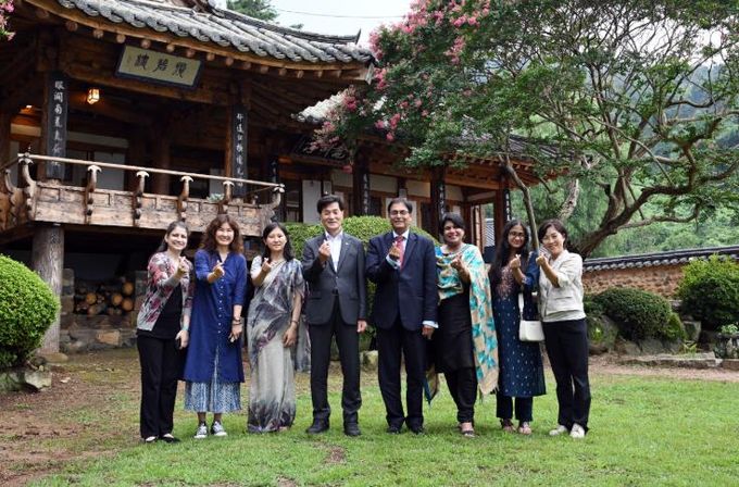 안병구 밀양시장과 주한인도대사 방문단이 오찬 후 기념 촬영을 하고 있다.