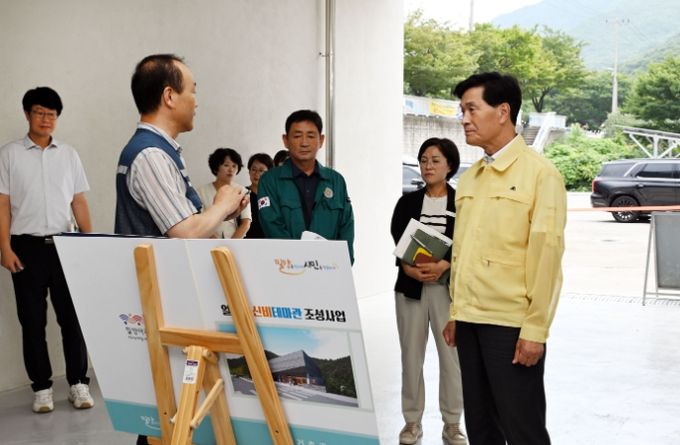 - 안병구 시장이 산내면에 조성 중인 얼음골 신비테마관 조성 사업 현장을 방문해 추진 상황에 대한 설명을 듣고 있다.