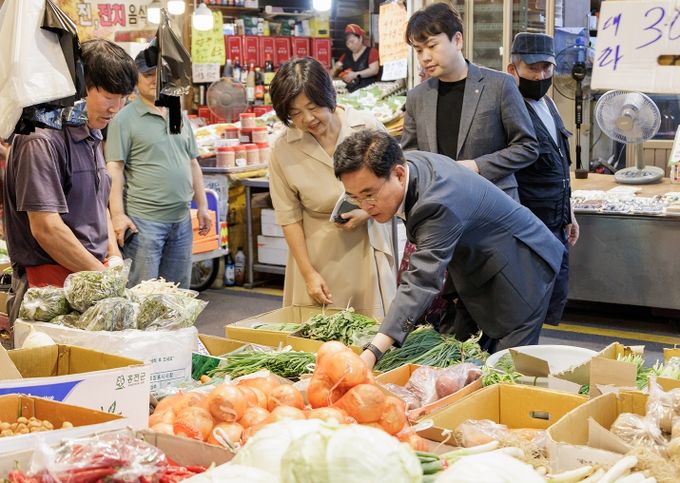 진교훈 강서구청장, 방신전통시장 장보기