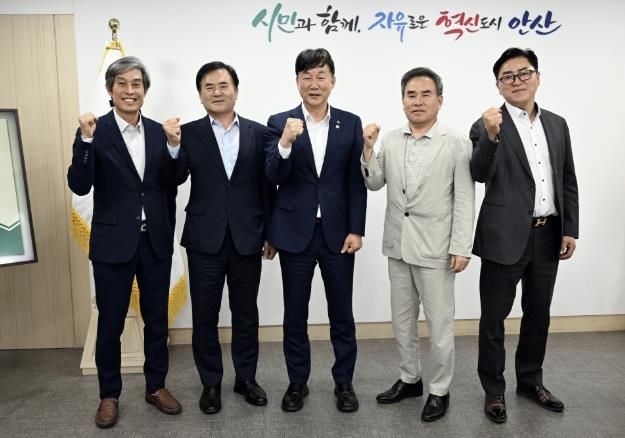 이민근 안산시장(왼쪽 세번 째)이 지난 5월 2일 팔곡일반산업단지 협의회와 팔곡산업단지 조성 관련 간담회를 진행하고 함께 기념촬영을 하고 있다.
