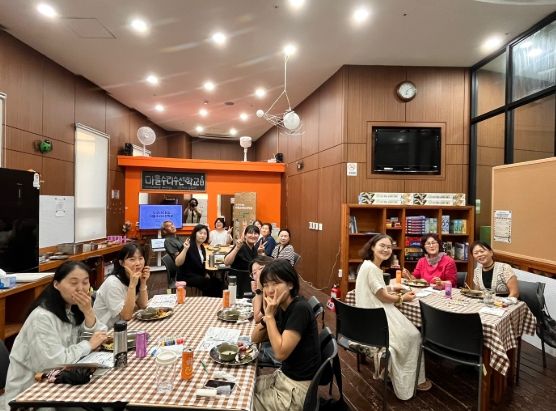 밀양시종합사회복지관이 복지관 내 마을수리수선학교에서 마을수리수선학교 개소식 및 오리엔테이션을 진행하고 있다.