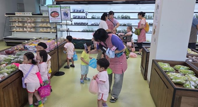 거제시 로컬푸드 직매장, 어린이들의 ‘생애 첫 장보기 체험’으로 인기몰이