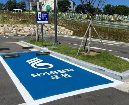 관내 공영주차장 13개소에 국가유공자 우선주차구역을 설치했다.