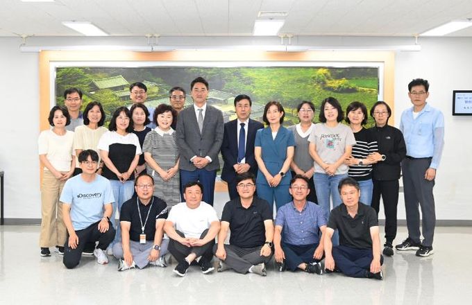 제8기 5급 승진리더과정 교육생 달성군 고향사랑기부 사진 1(달성군수 최재훈, 부군수 정은주, 유가읍장 김성진 등 포함)