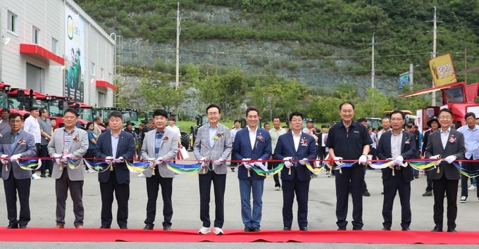 농기계 전문기업 ㈜티와이엠의 호남플라자가 나주 혁신산단에 개소했다