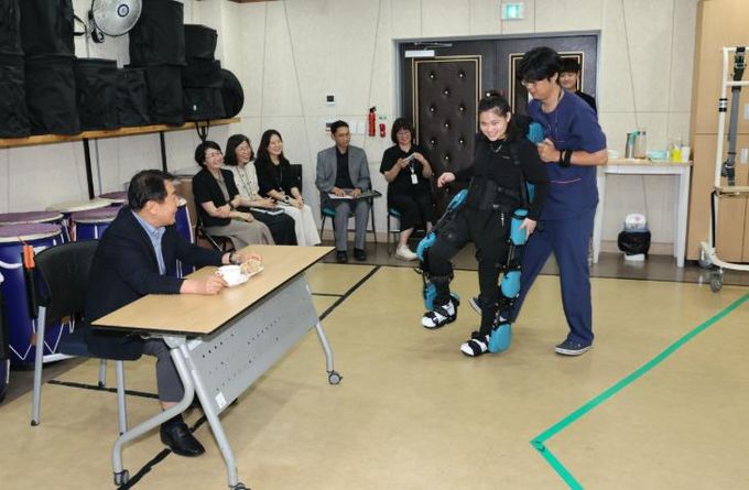 ‘웨어러블 돌봄로봇’ 보행장애인들에게 희망 선사