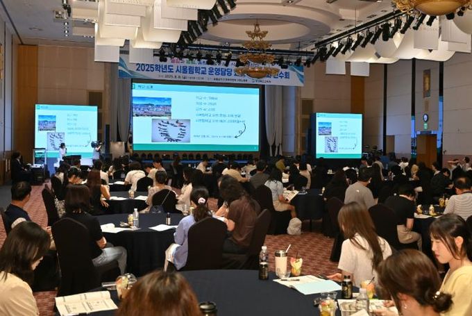 경북교육청, 시울림학교 운영 담당 교원 역량 강화 연수 개최(시인 백석 기념 시낭송 콘서트 및 시인 이령 ‘앙가주망’ 특강 등 다양한 프로그램 마련)(연수하는 모습)