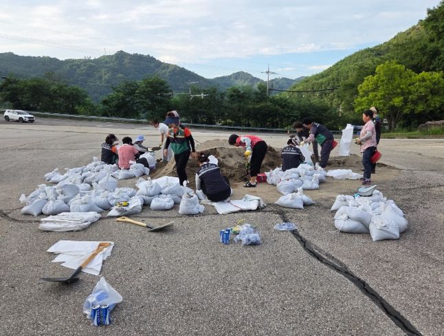 대병면 여성민방위기동대, 추가 호우 피해 예방 ‘구슬땀’