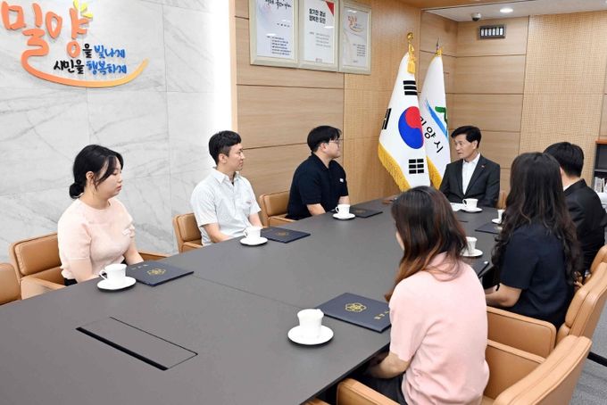 밀양시, 2025년 상반기 민원행정 우수공무원 시상 및 간담회 개최