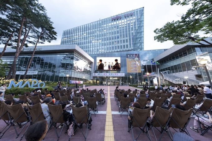 지난 7월 마포구민 광장에서 열린 ‘2025 한여름 밤의 영화광장’ 모습