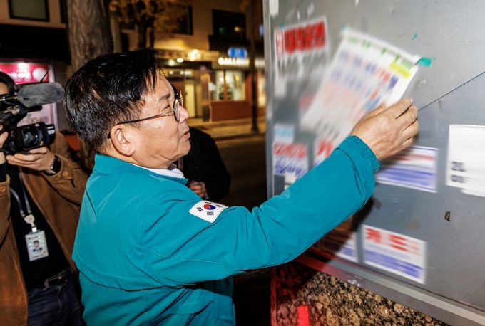 지난해 박강수 마포구청장이 레드로드 일대에 부착된 청소년 유해 불법 광고물을 제거하고 있다.