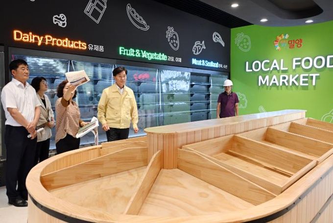 안병구 시장(왼쪽 네 번째)이 11일 함양~울산 고속도로 ‘영남루휴게소 로컬푸드 직매장’ 사업 현장을 방문해 진행 상황을 점검하고 있다.