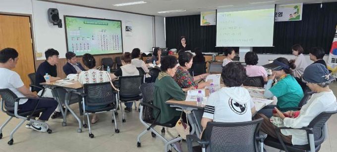 새마을문고밀양시지부가 밀양시새마을회관에서 찾아가는 독서토론교실을 진행하고 있다.