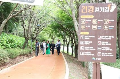 고성군의회 산업경제위원회, 남산공원 맨발 걷기길 조성 사업 현장 점검