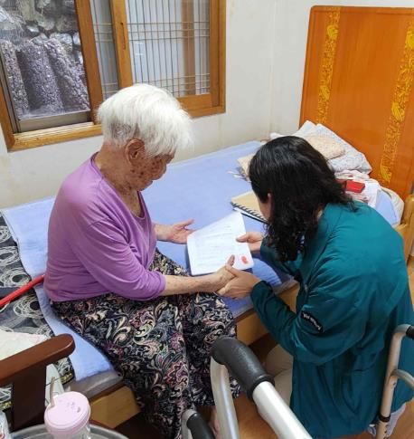 밀양시 청도면이 거동이 불편한 어르신을 직접 방문해 민생회복 소비쿠폰 신청을 돕고 있다.