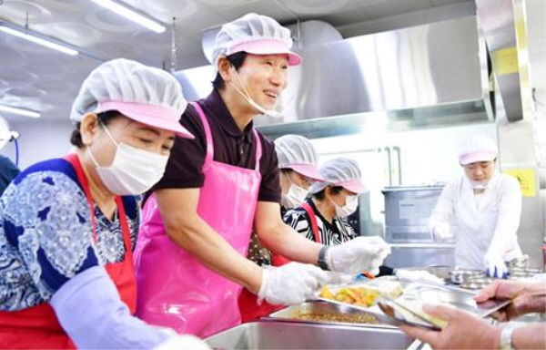 조현일 경산시장, 경산시노인종합복지관에서 배식 봉사활동 펼쳐